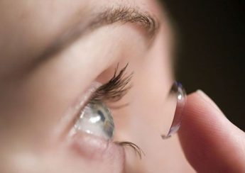 đeo kính áp tròng